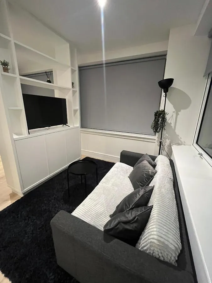 Aeropartment & Aerotel, London Heathrow Airport, Terminal 4, Ev Stations & Cheap Parking On Site! Hillingdon Apartment