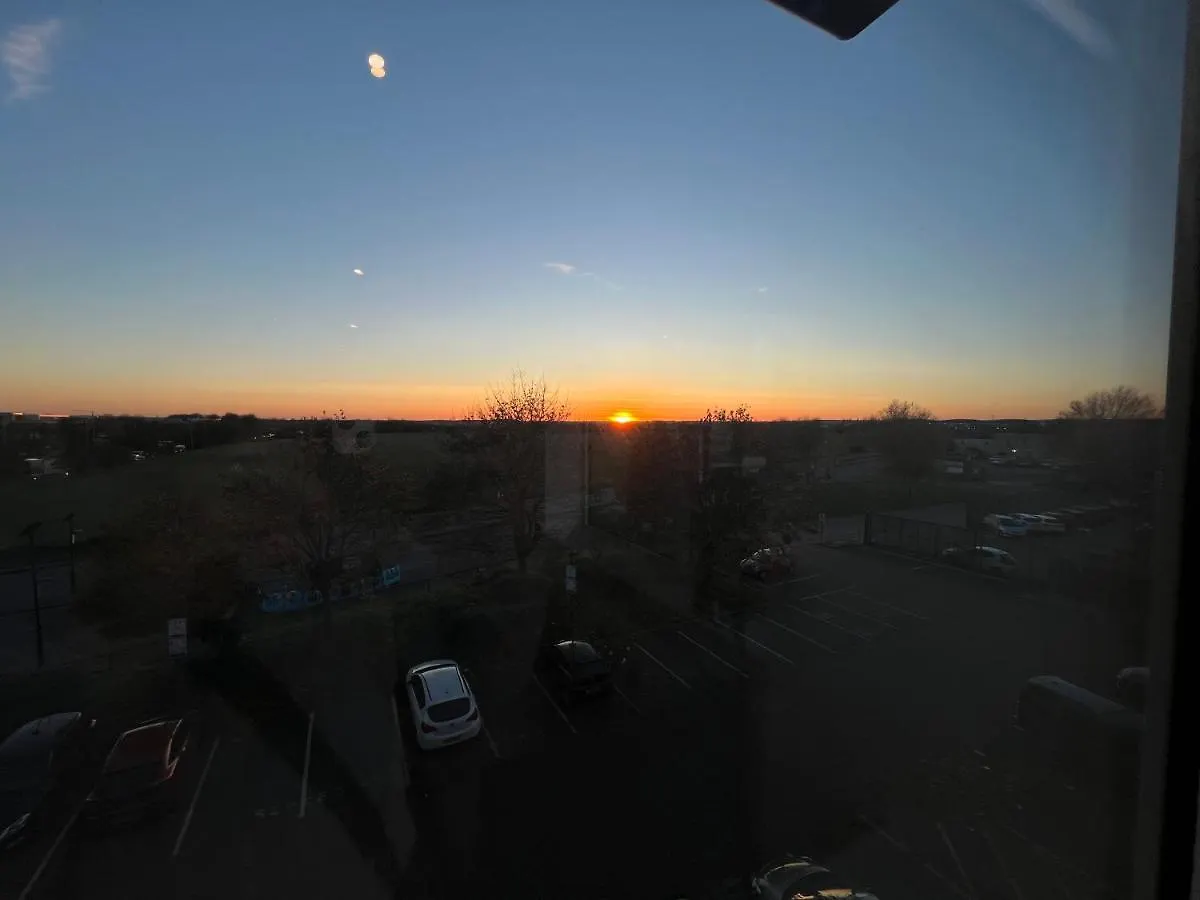 Apartment Aeropartment & Aerotel, London Heathrow Airport, Terminal 4, Ev Stations & Cheap Parking On Site! Hillingdon