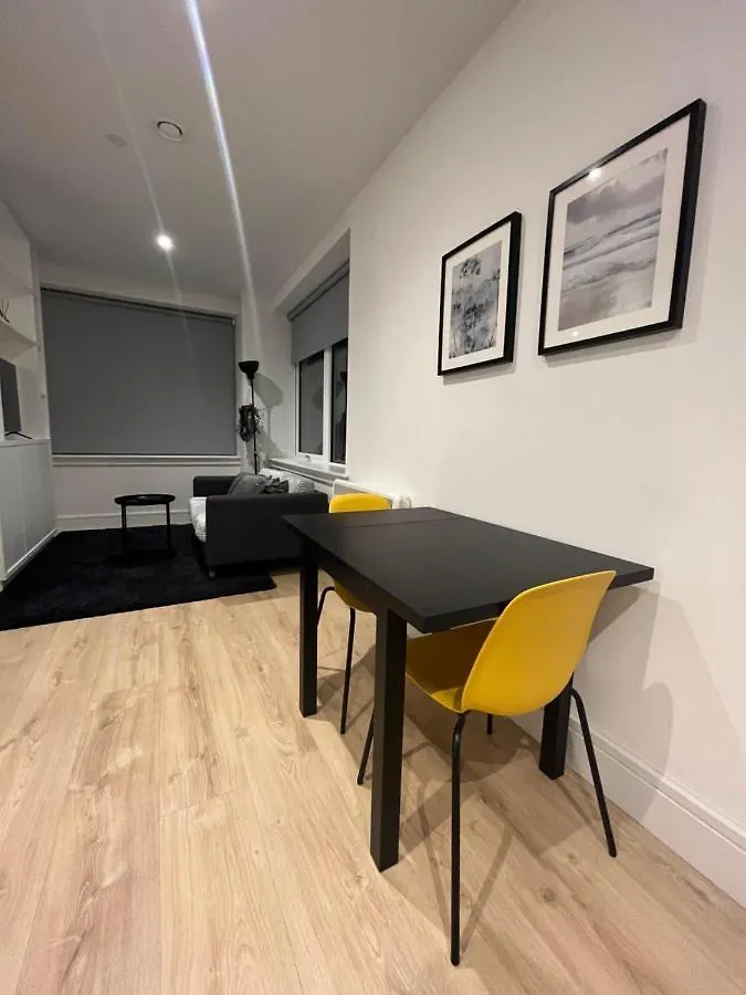 Apartment Aeropartment & Aerotel, London Heathrow Airport, Terminal 4, Ev Stations & Cheap Parking On Site! Hillingdon
